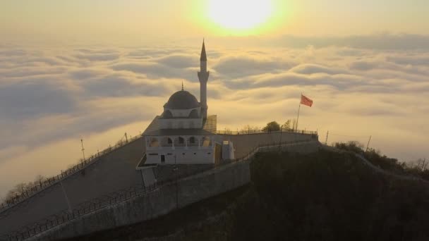 世界一高いモスク 神秘的で宗教的な雰囲気 高い山の上 正方形の建築設計の建物 雲の上の1つのミナレット 風景の上に雲 日没の信仰イスラームマスジドの日の出ラマダーンの宗教イスラム教徒 — ストック動画