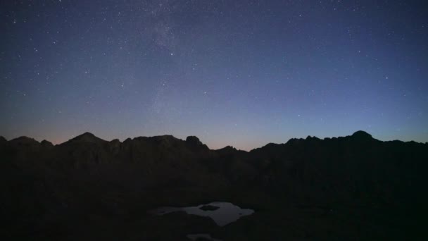 Film 7680X4320 Gwiaździsta Noc Dniem Wczesnym Rankiem Krajobraz Wysokogórskich Jezior — Wideo stockowe