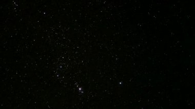 Sinema 8k 7680x4320 peni. Gerçek ışık yoğunluğundaki yıldızlar. Tamamen doğal renkler. Gece yıldızlı gökyüzü. Zaman, parlak ve parıldayan gök cisimleri gibi akıp geçiyor. Geceyarısı yıldız galaksisi arkaplan kara yıldız geniş açılı astrofotoğrafçılık.