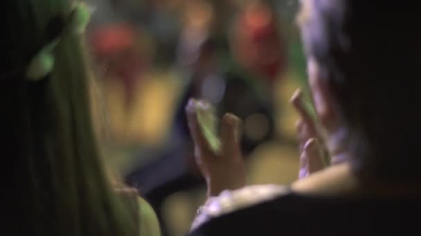 Женщины Аплодируют Свадьбе Настоящая Свадьба Этнической Деревни Играть Настоящие Местные — стоковое видео