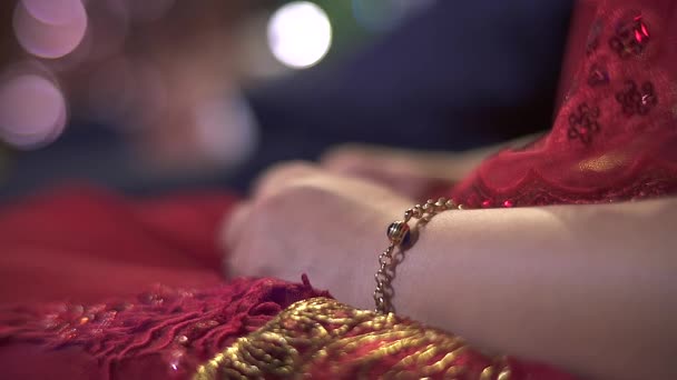 Bruden Röd Bröllopsklänning Gråter Flickan Har Ett Guldarmband Armen Brudens — Stockvideo