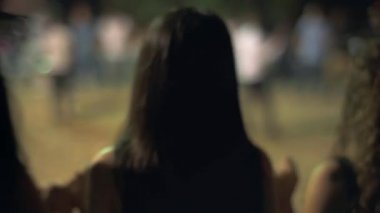 Kraliyet mensubu isimsiz etnik müzik. Duduk 'la geleneksel halay dansı. Orta Doğu 'nun folkloru. Bu Zurna ve Davul 'da düğün sırasında çalınır. Davul perküsyon müzik enstrümanıdır. Shalwar yerlisi Türk köylüleri etnik köken 4k.