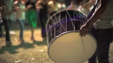 Kraliyet mensubu isimsiz etnik müzik. Duduk 'la geleneksel halay dansı. Orta Doğu 'nun folkloru. Bu Zurna ve Davul 'da düğün sırasında çalınır. Davul perküsyon müzik enstrümanıdır. Shalwar yerlisi Türk köylüleri etnik köken 4k.
