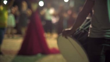 Kraliyet mensubu isimsiz etnik müzik. Duduk 'la geleneksel halay dansı. Orta Doğu 'nun folkloru. Bu Zurna ve Davul 'da düğün sırasında çalınır. Davul perküsyon müzik enstrümanıdır. Shalwar yerlisi Türk köylüleri etnik köken 4k.