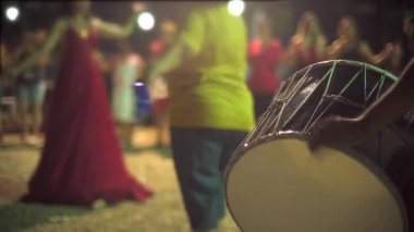 Kraliyet mensubu isimsiz etnik müzik. Duduk 'la geleneksel halay dansı. Orta Doğu 'nun folkloru. Bu Zurna ve Davul 'da düğün sırasında çalınır. Davul perküsyon müzik enstrümanıdır. Shalwar yerlisi Türk köylüleri etnik köken 4k.