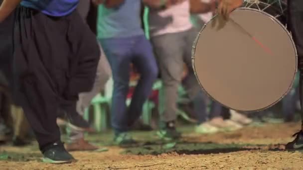 忠誠心のない匿名の民族音楽 ドゥークとの伝統的なハレーダンス 中東の民俗学 これは ズルナとダヴールで結婚式中に再生されます ドラムは打楽器です シャルワー地方トルコの村民俗ショール民族4K — ストック動画