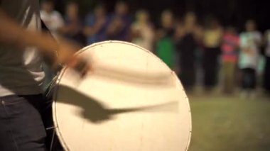 Kraliyet mensubu isimsiz etnik müzik. Duduk 'la geleneksel halay dansı. Orta Doğu 'nun folkloru. Bu Zurna ve Davul 'da düğün sırasında çalınır. Davul perküsyon müzik enstrümanıdır. Shalwar yerlisi Türk köylüleri etnik köken 4k.