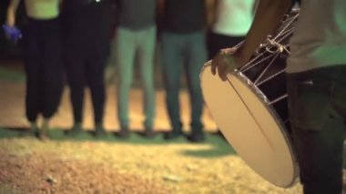 Kraliyet mensubu isimsiz etnik müzik. Duduk 'la geleneksel halay dansı. Orta Doğu 'nun folkloru. Bu Zurna ve Davul 'da düğün sırasında çalınır. Davul perküsyon müzik enstrümanıdır. Shalwar yerlisi Türk köylüleri etnik köken 4k.