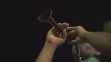Kraliyet mensubu isimsiz etnik müzik. Duduk 'la geleneksel halay dansı. Orta Doğu 'nun folkloru. Bu Zurna ve Davul 'da düğün sırasında çalınır. Davul perküsyon müzik enstrümanıdır. Shalwar yerlisi Türk köylüleri etnik köken 4k.