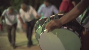 Kraliyet mensubu isimsiz etnik müzik. Duduk 'la geleneksel halay dansı. Orta Doğu 'nun folkloru. Bu Zurna ve Davul 'da düğün sırasında çalınır. Davul perküsyon müzik enstrümanıdır. Shalwar yerlisi Türk köylüleri etnik köken 4k.