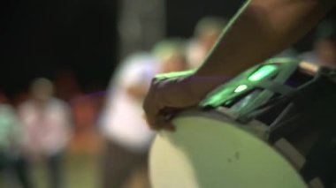 Kraliyet mensubu isimsiz etnik müzik. Duduk 'la geleneksel halay dansı. Orta Doğu 'nun folkloru. Bu Zurna ve Davul 'da düğün sırasında çalınır. Davul perküsyon müzik enstrümanıdır. Shalwar yerlisi Türk köylüleri etnik köken 4k.