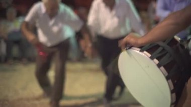 Kraliyet mensubu isimsiz etnik müzik. Duduk 'la geleneksel halay dansı. Orta Doğu 'nun folkloru. Bu Zurna ve Davul 'da düğün sırasında çalınır. Davul perküsyon müzik enstrümanıdır. Shalwar yerlisi Türk köylüleri etnik köken 4k.