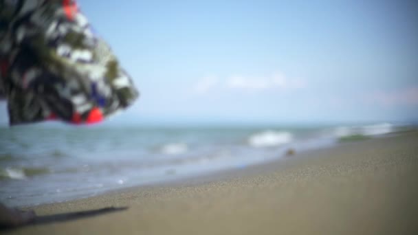 Романтична Жінка Гуляє Пляжі Барвистою Довгою Спідницею Погойдується Вітровій Сукні — стокове відео