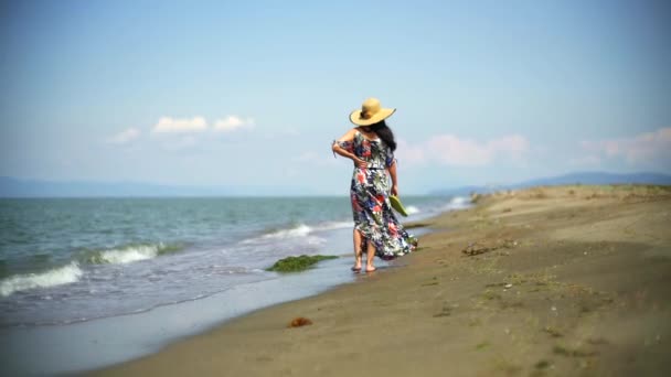 Romantyczna Kobieta Spaceruje Plaży Kolorową Długą Spódnicą Kołyszącą Się Sukience — Wideo stockowe