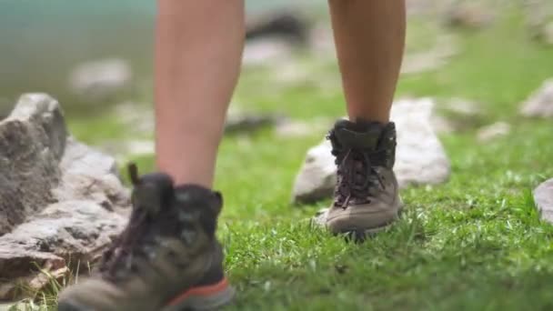 Turystka Chodzi Przyrodzie Butach Kobieta Świeżym Powietrzu Spacerująca Górskim Jeziorze — Wideo stockowe