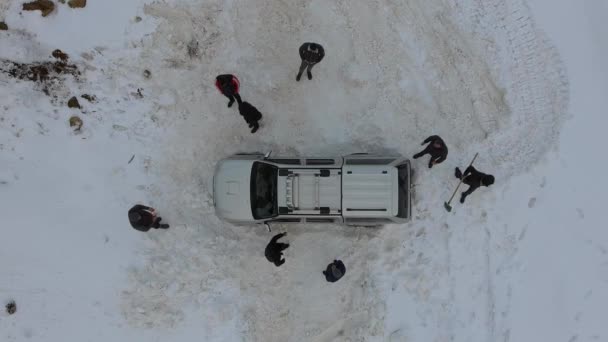 Carro Está Preso Neve Veículo Encalhado Neve Pessoas Tentar Ajudar — Vídeo de Stock