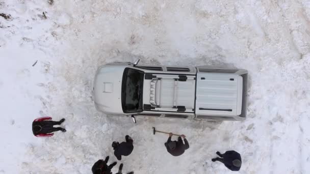 Coche Está Atrapado Nieve Vehículo Varado Nieve Gente Tratando Ayudar — Vídeo de stock