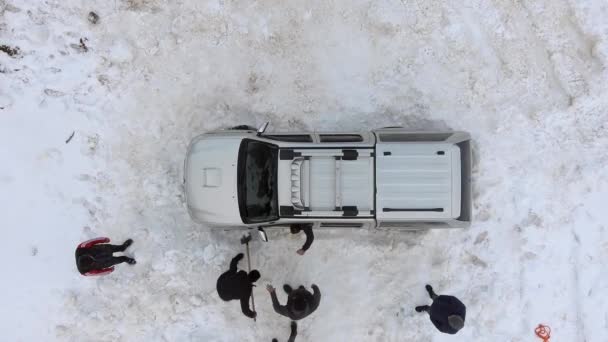 Samochód Utknął Śniegu Pojazd Utknął Śniegu Ludzie Próbują Pomóc Naprzód — Wideo stockowe
