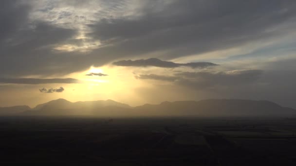 Мистический Закат Африке Солнечные Лучи Широкой Большой Равнине Пыльная Туманная — стоковое видео