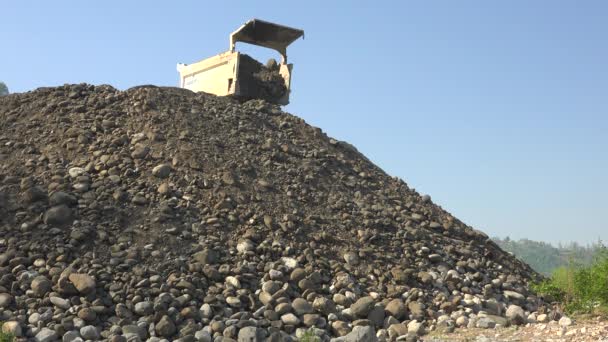 Büyük Bir Yol Malzemesi Araç Geri Manevra Yapıyor Çöp Kamyonu — Stok video