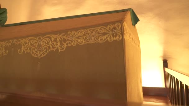 墓の中の布で覆われた棺 崇拝のモスク神秘主義の場所 本物の神秘的な環境 イスラームのマスジド イスラムの布は シェイク シーク シェイク シェイク シェイク — ストック動画