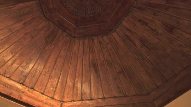 Ξύλινη Διακοσμημένη Αρχιτεκτονική Οροφής Στην Αρχιτεκτονική Και Διακοσμητική Τέχνη Στολίδι — Αρχείο Βίντεο