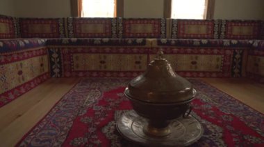 Geleneksel Osmanlı mimarisi iç mimarisi. Ana yaşam alanı. Oturmak için kullanılan boşluklar duvarların yanına konur. İmparatorluk Sultanları 'nın oryantal desenli hindileri sarayın iç kısımlarında.