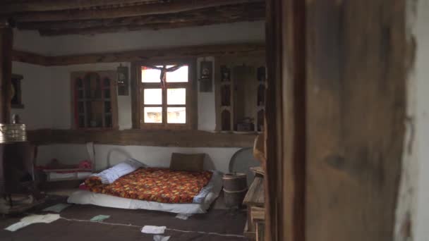 Alten Hölzernen Dorfhaus Interieur Gibt Teppiche Und Teppiche Antike Haushaltsgegenstände — Stockvideo