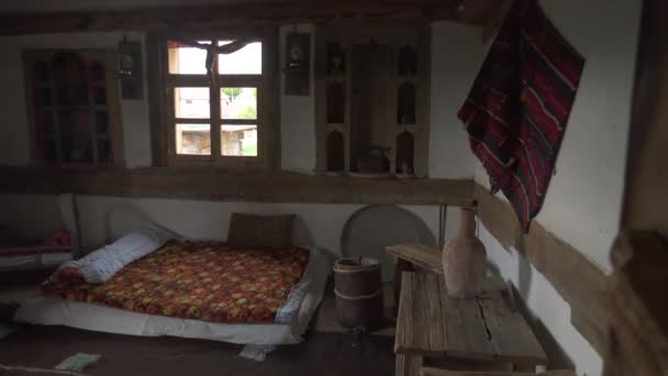 Stare Drewniane Wnętrze Domu Wsi Dywany Dywany Zabytkowe Przedmioty Gospodarstwa — Wideo stockowe