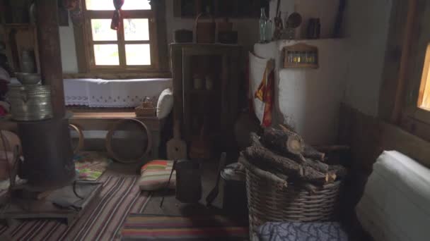 古い木造伝統的な村の家のインテリア 絨毯だアンティーク家庭用キッチン用品ストーブ 貧しい田舎の家 着用部屋は先住民族の高利貸し 小麦粉のふるい調理器薪小屋 唐辛子 — ストック動画