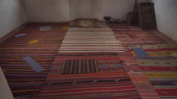有木制天花板的古老历史清真寺 地毯和地毯在地板上 角落里有一个小小的木制祭坛 气油石蜡煤油灯 壁炉架 鲁因穷困潦倒 穷困潦倒 — 图库视频影像