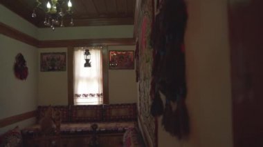 Geleneksel Osmanlı evinin duvarında asılı halılar. Ana yaşam alanı. Oturmak için kullanılan boşluklar duvarların yanına konur. Seraglio halısı antik sanat süsü imparatorluğu sultanları. 4k.