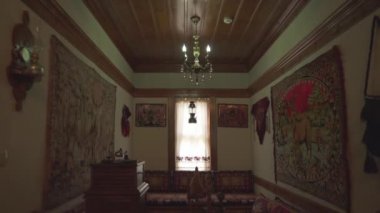 Geleneksel Osmanlı evinin duvarında asılı halılar. Ana yaşam alanı. Oturmak için kullanılan boşluklar duvarların yanına konur. Seraglio halısı antik sanat süsü imparatorluğu sultanları. 4k.