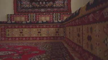 Asya ve Ortadoğu duvar halıları. Geleneksel bir ev mimarisi. Ana yaşam alanı. İslami Arap Afgan İran Kafkasya Azerbaycan Türkçe antik sanat. 4k