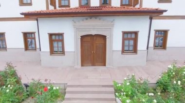 Tarihi unesco dünya mirası konağı. Geleneksel Osmanlı İmparatorluğu evleri Türkiye 'de. Tahta beyaz bölme pruva penceresi kolon kolonu büyük malikâne. Türk Asya Seljuk İslami mimari evi. 4k