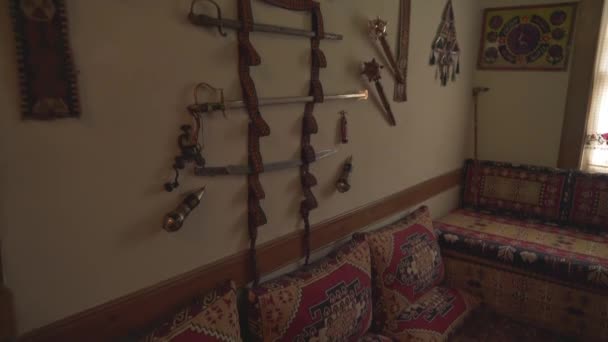 在中东 房子的墙上挂着枪 东方房子的传统建筑 主要生活区 手枪左轮手枪Colt Gat步枪Fusil Gun Arms Weapon Gat — 图库视频影像