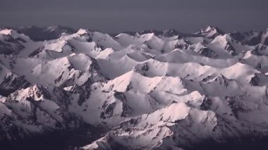 Karlı yüksek irtifa dağları uçak penceresinden uzaklaşıyor. Kafkas dağları Elbrus Dykh Tau Shkhara Koshtan Puşkin dağı Janga Dzhangi zirvesi Mizhirgi Kazbek Rusya Gürcistan düzlem penceresi. Zirve zirvesi. Karlı yüksek irtifa dağ sıraları.