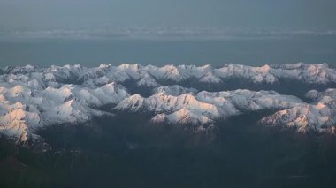 Uçak penceresinden hava karlı ve keskin bir zirve. Tian Shan Dağları Tengri Tagh Tengir Cennetteki Orta Asya. Jengish Chokusu Tepesi Pik Pobeda Khan Kırgızistan Çin Rusya Gerçek Orta Asya. Zirveleri keskinleştirmek zirveleri.