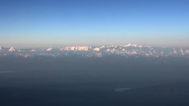 Tacikistan Ismoil Somoni dağı, Pamir Dağı 'nın zirvesi. Himalayalar Tian Shan Karakoram Kunlun Hindu Kush Süleyman Raj. Alay Yarkand Vadisi Kırgızistan Afganistan Wakhan koridoru komünizm komünizmi Kunlun Dağları zirvesi zirveleri 4k zoom.