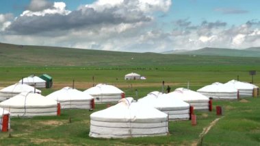 Moğol bozkırındaki Yurt kampı. Geleneksel ger taşınabilir, keçeyle kaplı yuvarlak çadır. Moğolistan göçebe göçebe yerleşim kültürü Orta Asya. Kalabalık bir kamp alanı. 4k