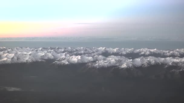 標高の高い雪の山のチェーン 日の出の朝だ頂上だ飛行機の窓からの空中4K映像 アンデス山脈コルディレラ アンデス山脈南アメリカはアカンカグアの空をマウントします 頂上だ平面景観 — ストック動画