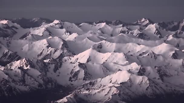 Snowy Vysoká Nadmořská Výška Pohoří Okna Letadla Kavkaz Hory Mount — Stock video