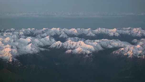 飞机窗上的空中雪峰 天山天歌太天太天了 Jengish Chokusu峰Pik Pobeda Khan吉尔吉斯斯坦中国俄罗斯真正的中亚 尖峰峰 — 图库视频影像