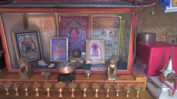 宗教的なシャーマン仏教とTengri信念 香物は小さな彫刻をキャンドルします テングリズムは天父テンガー エツェグ地球母Eje Gazar Ejです アニミズム的トーテム主義の祖先崇拝を含む 4K伝統的な — ストック動画