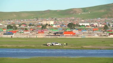Moğol şehri, Moğolistan 'ın Ovorkhangai ilinin bir ilçesidir. Orkhon Vadisi 'ndeki Karakorum. Şehir evlerinin çatıları renkli kamp arabaları çayır çayırları nehir 4k. Çayır, çayır bozkır ovası çayır otlağı