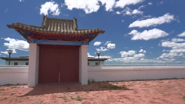 装飾品のある寺院の門 仏教寺院 伝統的な城などで用いられる門 ドアの伝統的な仏教地域の民族の木製のカラフルな屋根の長い小さな壁アジアのOrhonのOrkhon — ストック動画