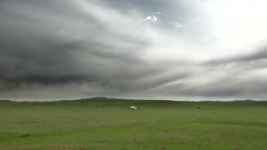 Orta Asya 'nın bozkırlarında tek bir beyaz yurt. Geleneksel çadır ya da gerger, deri ya da keçeyle kaplanmış taşınabilir bir çadır. Plato masa arazisi çayırlık ova ovası bozkırı bozkırı ovası. Kazakistan, Türkmenistan, Özbekistan, Kırgızistan 4k