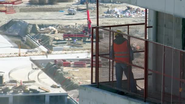 Ingeniero Observando Sitio Construcción Trabajador Que Mira Hacia Abajo Desde — Vídeos de Stock