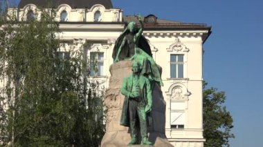 Slovenya 'nın Ljubljana eski kasaba sokağındaki Presernov Trg Meydanı' ndaki Fransa Heykeli. Ulusal şair heykeli manzarası. Slovenya Slovenya Slovenya 'nın 4K güneşli Avrupa kentinde güzel bir heykel