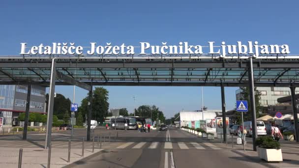 류블랴나 열었어요 슬로베니아의 수도이다 밖에서 관광객 유로파 기둥에 — 비디오